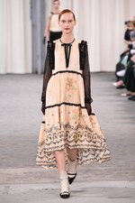 ヴェロニク ブランキーノ 2017年春夏コレクション - 開放感と目覚める少女性｜写真9