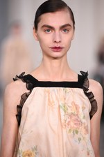 ヴェロニク ブランキーノ 2017年春夏コレクション - 開放感と目覚める少女性｜写真11