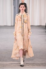 ヴェロニク ブランキーノ 2017年春夏コレクション - 開放感と目覚める少女性｜写真12