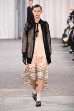 ヴェロニク ブランキーノ 2017年春夏コレクション - 開放感と目覚める少女性｜写真13