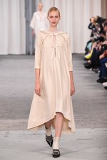 ヴェロニク ブランキーノ 2017年春夏コレクション - 開放感と目覚める少女性｜写真28