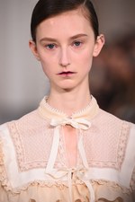 ヴェロニク ブランキーノ 2017年春夏コレクション - 開放感と目覚める少女性｜写真51