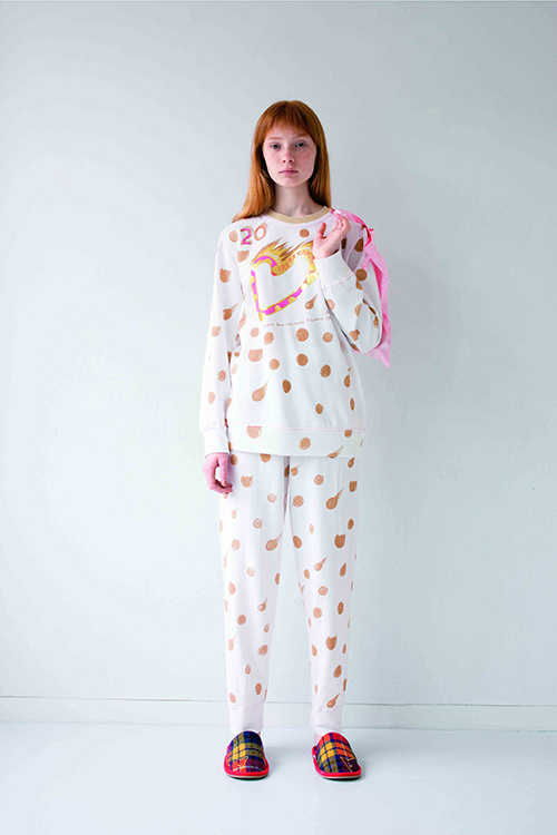 ツモリ チサト スリープより、宇宙に光る星をモチーフにしたパジャマ | 写真