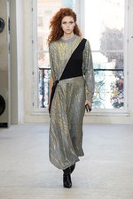 ルイ・ヴィトン2017年春夏ウィメンズ・コレクション - パリに生きる女性たちが魅せる左右非対称の美｜写真2