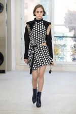 ルイ・ヴィトン2017年春夏ウィメンズ・コレクション - パリに生きる女性たちが魅せる左右非対称の美｜写真10
