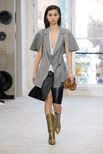 ルイ・ヴィトン2017年春夏ウィメンズ・コレクション - パリに生きる女性たちが魅せる左右非対称の美｜写真13