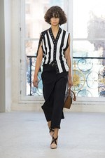ルイ・ヴィトン2017年春夏ウィメンズ・コレクション - パリに生きる女性たちが魅せる左右非対称の美｜写真16