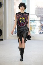 ルイ・ヴィトン2017年春夏ウィメンズ・コレクション - パリに生きる女性たちが魅せる左右非対称の美｜写真17