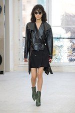 ルイ・ヴィトン2017年春夏ウィメンズ・コレクション - パリに生きる女性たちが魅せる左右非対称の美｜写真28