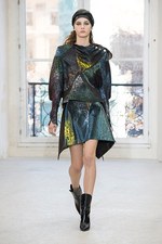 ルイ・ヴィトン2017年春夏ウィメンズ・コレクション - パリに生きる女性たちが魅せる左右非対称の美｜写真30