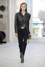 ルイ・ヴィトン2017年春夏ウィメンズ・コレクション - パリに生きる女性たちが魅せる左右非対称の美｜写真32