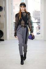 ルイ・ヴィトン2017年春夏ウィメンズ・コレクション - パリに生きる女性たちが魅せる左右非対称の美｜写真33