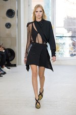 ルイ・ヴィトン2017年春夏ウィメンズ・コレクション - パリに生きる女性たちが魅せる左右非対称の美｜写真35