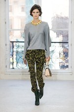 ルイ・ヴィトン2017年春夏ウィメンズ・コレクション - パリに生きる女性たちが魅せる左右非対称の美｜写真40