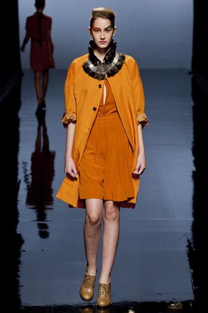 自然の持つ儚い美しさを織り込んだ - KAMISHIMA CHINAMI(カミシマチナミ) 2012年春夏コレクション｜写真1