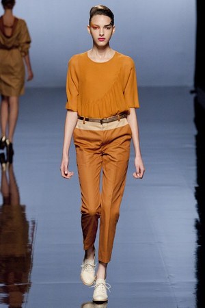 自然の持つ儚い美しさを織り込んだ - KAMISHIMA CHINAMI(カミシマチナミ) 2012年春夏コレクション｜写真3