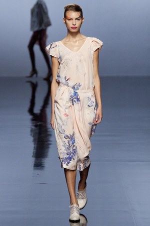 自然の持つ儚い美しさを織り込んだ - KAMISHIMA CHINAMI(カミシマチナミ) 2012年春夏コレクション｜写真23