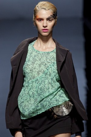 自然の持つ儚い美しさを織り込んだ - KAMISHIMA CHINAMI(カミシマチナミ) 2012年春夏コレクション｜写真28