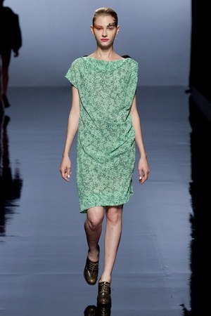 自然の持つ儚い美しさを織り込んだ - KAMISHIMA CHINAMI(カミシマチナミ) 2012年春夏コレクション｜写真29