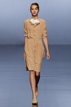 自然の持つ儚い美しさを織り込んだ - KAMISHIMA CHINAMI(カミシマチナミ) 2012年春夏コレクション｜写真30