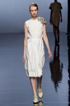 自然の持つ儚い美しさを織り込んだ - KAMISHIMA CHINAMI(カミシマチナミ) 2012年春夏コレクション｜写真40