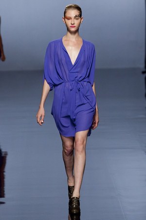 自然の持つ儚い美しさを織り込んだ - KAMISHIMA CHINAMI(カミシマチナミ) 2012年春夏コレクション｜写真48