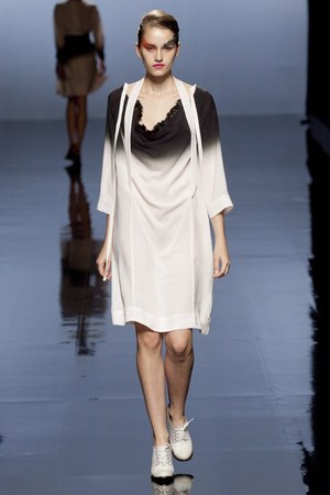 自然の持つ儚い美しさを織り込んだ - KAMISHIMA CHINAMI(カミシマチナミ) 2012年春夏コレクション｜写真67