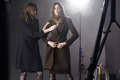 ユニクロ×カリーヌ・ロワトフェルド 16年秋冬、“女性の美しさを引き出す”コートやタイトスカート