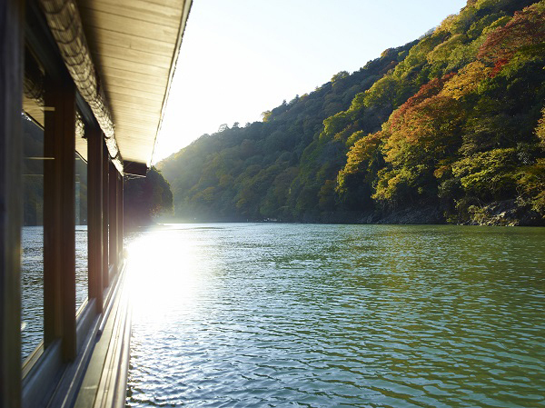京都嵐山にて「朝のもみじ舟」開催 - 紅葉で真っ赤に染まった朝の大堰川を屋形舟で｜写真1