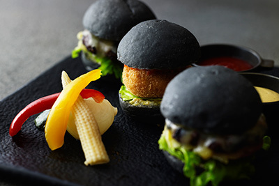 ウイスキー｜アマン東京で「ブラックバー」”黒い”カクテルやミニバーガーなど