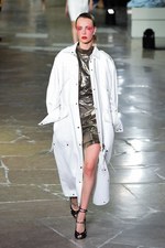 ケンゾー 2017年春夏コレクション - ブランド創立時、パリのアート界を席巻していた彼を想って｜写真1