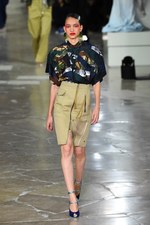 ケンゾー 2017年春夏コレクション - ブランド創立時、パリのアート界を席巻していた彼を想って｜写真10