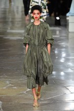 ケンゾー 2017年春夏コレクション - ブランド創立時、パリのアート界を席巻していた彼を想って｜写真17