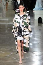 ケンゾー 2017年春夏コレクション - ブランド創立時、パリのアート界を席巻していた彼を想って｜写真18