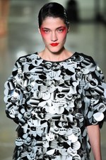 ケンゾー 2017年春夏コレクション - ブランド創立時、パリのアート界を席巻していた彼を想って｜写真23