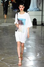 ケンゾー 2017年春夏コレクション - ブランド創立時、パリのアート界を席巻していた彼を想って｜写真31