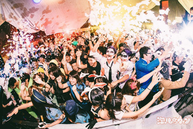 ハロウィンパーティー「泡ハロウィン」渋谷 clubasia&鹿児島で開催、仮装して泡まみれに！｜写真1