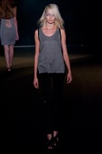 生命力に溢れ、セクシーで自立した女性をイメージ - A DEGREE FAHRENHEIT(エー ディグリー ファーレンハイト) 2012年春夏コレクション｜写真10