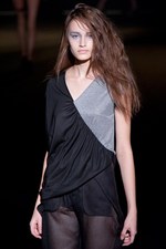 生命力に溢れ、セクシーで自立した女性をイメージ - A DEGREE FAHRENHEIT(エー ディグリー ファーレンハイト) 2012年春夏コレクション｜写真24