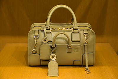 ロエベの限定ストアが伊勢丹新宿店に、アイコンバッグ「アマソナ」や最新モデルを多数展開