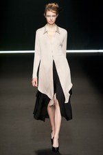 ひもから生まれる繊細でエレガントなスタイル - Yasutoshi Ezumi(ヤストシ エズミ) 2012年春夏コレクション｜写真1