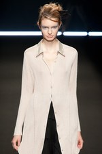 ひもから生まれる繊細でエレガントなスタイル - Yasutoshi Ezumi(ヤストシ エズミ) 2012年春夏コレクション｜写真2