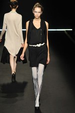 ひもから生まれる繊細でエレガントなスタイル - Yasutoshi Ezumi(ヤストシ エズミ) 2012年春夏コレクション｜写真3