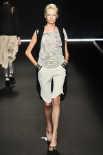 ひもから生まれる繊細でエレガントなスタイル - Yasutoshi Ezumi(ヤストシ エズミ) 2012年春夏コレクション｜写真10