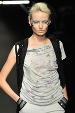 ひもから生まれる繊細でエレガントなスタイル - Yasutoshi Ezumi(ヤストシ エズミ) 2012年春夏コレクション｜写真11