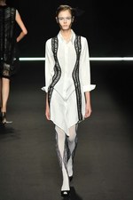 ひもから生まれる繊細でエレガントなスタイル - Yasutoshi Ezumi(ヤストシ エズミ) 2012年春夏コレクション｜写真12