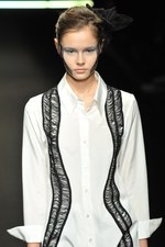 ひもから生まれる繊細でエレガントなスタイル - Yasutoshi Ezumi(ヤストシ エズミ) 2012年春夏コレクション｜写真13