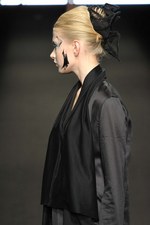 ひもから生まれる繊細でエレガントなスタイル - Yasutoshi Ezumi(ヤストシ エズミ) 2012年春夏コレクション｜写真17