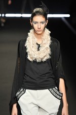 ひもから生まれる繊細でエレガントなスタイル - Yasutoshi Ezumi(ヤストシ エズミ) 2012年春夏コレクション｜写真19