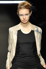 ひもから生まれる繊細でエレガントなスタイル - Yasutoshi Ezumi(ヤストシ エズミ) 2012年春夏コレクション｜写真21